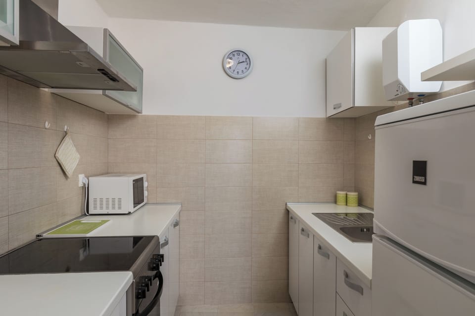 Studio (Studio Apartment with Terrace and Sea) | Bathroom | Shower, towels