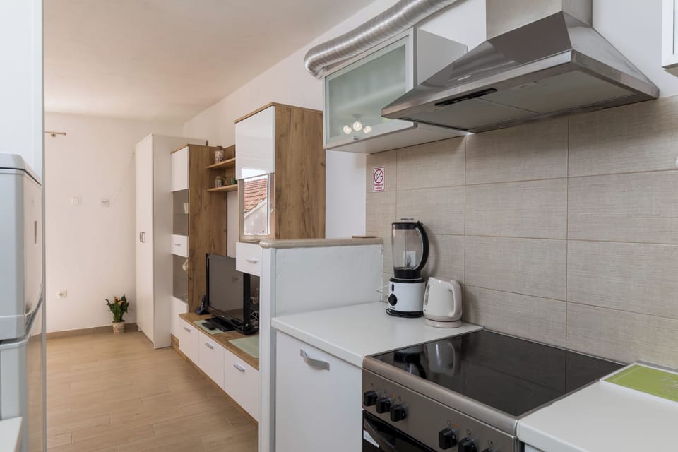 Studio (Studio Apartment with Terrace and Sea) | Private kitchenette | Fridge
