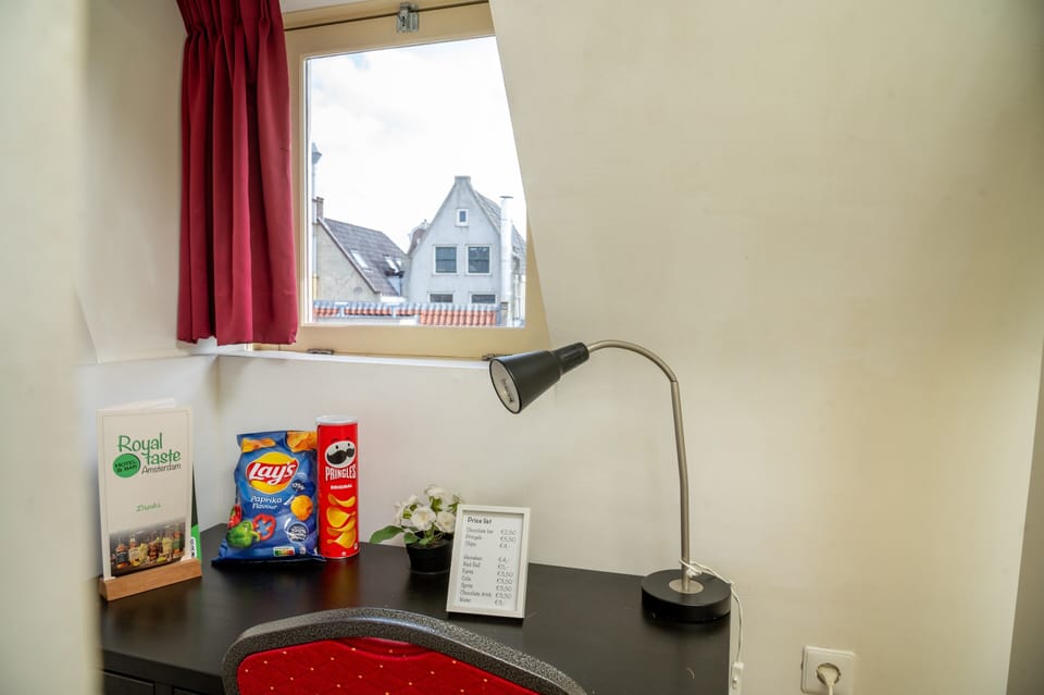 Single Room with shared bathroom | Minibar, laptop workspace, iron/ironing board, free WiFi