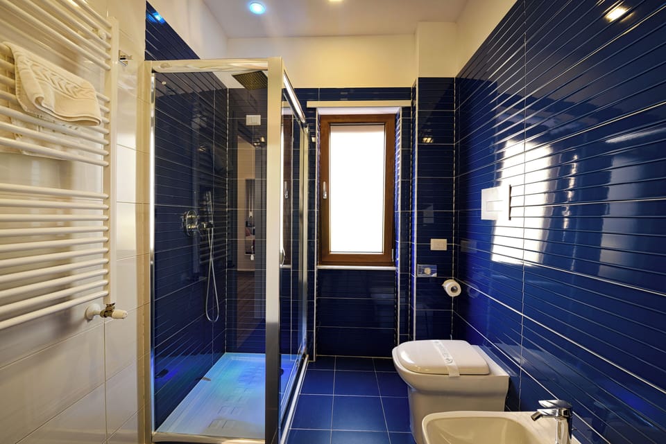 Comfort Triple Room, Private Bathroom | Bathroom | Shower, free toiletries, hair dryer, bidet
