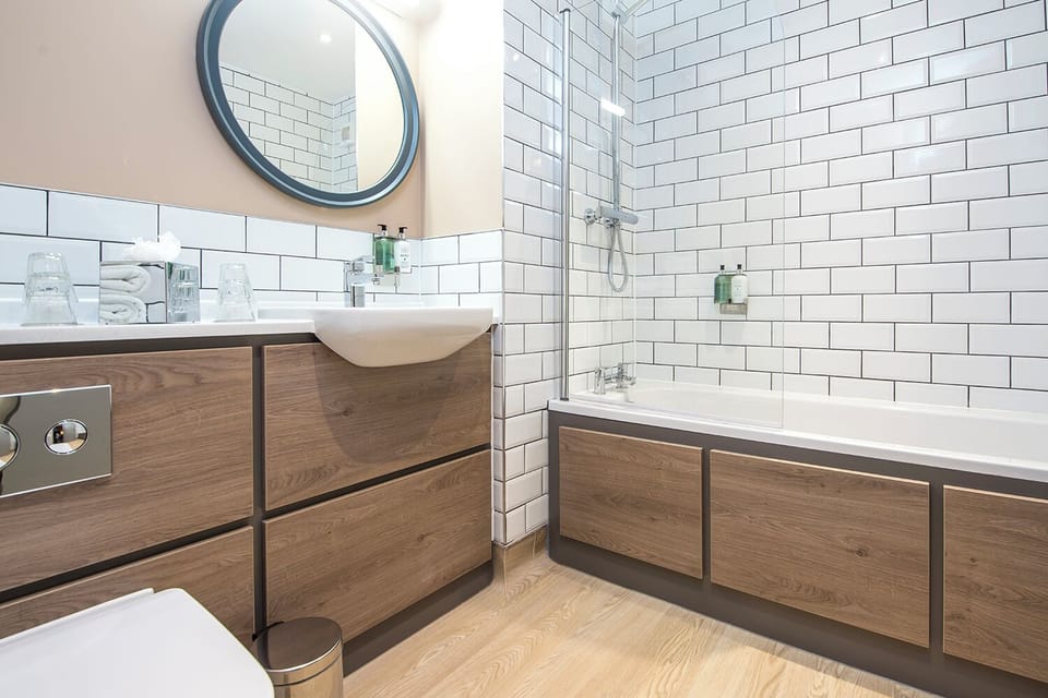 Hair dryer, towels, shampoo, toilet paper