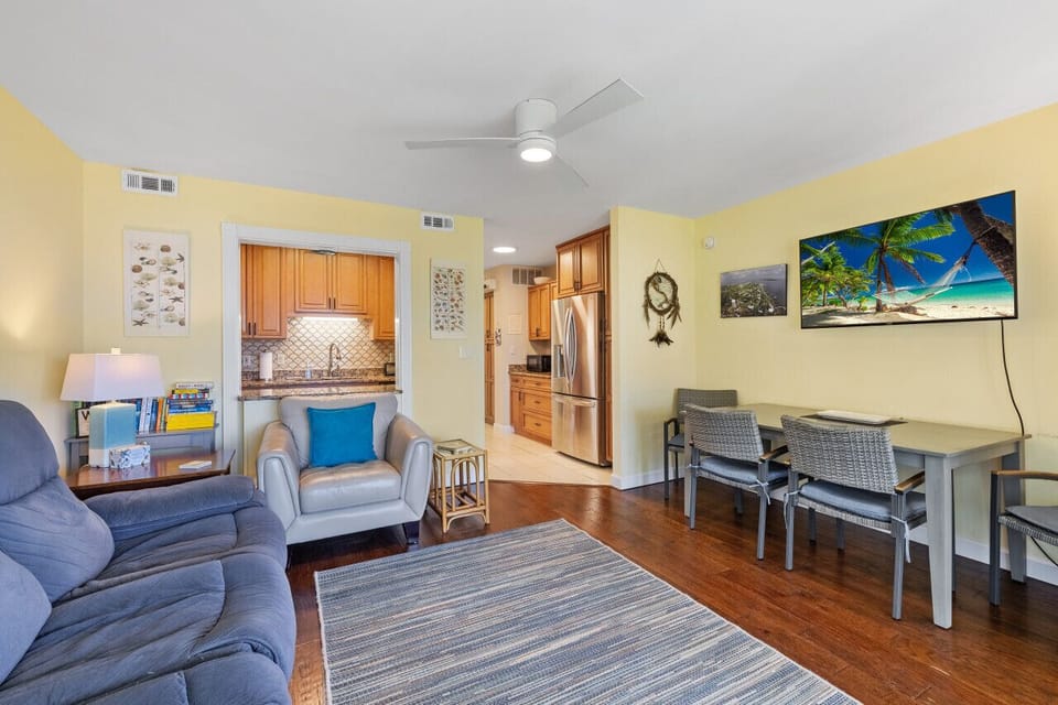 Living room with dining area for 4