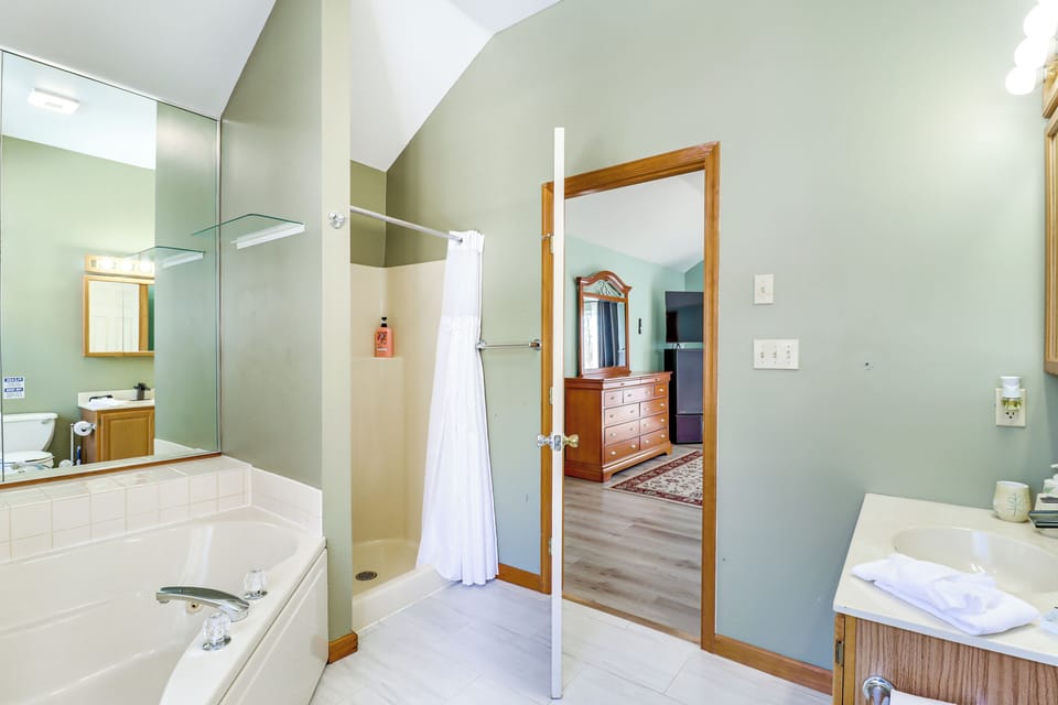 En-Suite Bathroom | Jetted Tub | 2nd Floor