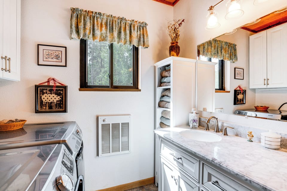 Full Bathroom | Complimentary Toiletries | Towels Provided | Laundry | 1st Floor