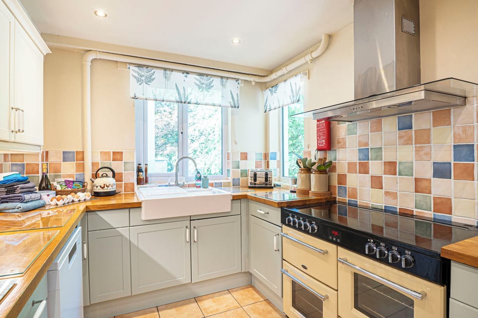 Cottage | Private kitchen | Fridge, dishwasher, electric kettle, toaster