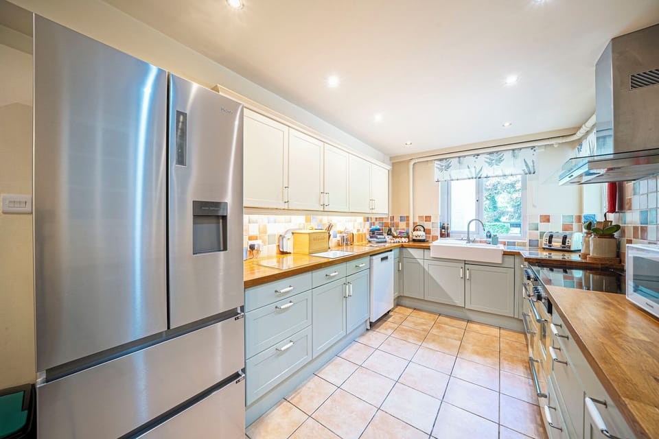 Cottage | Private kitchen | Fridge, dishwasher, electric kettle, toaster