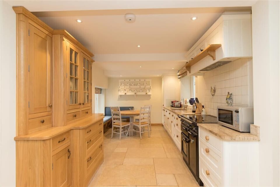 Fridge, dishwasher, cookware/dishes/utensils