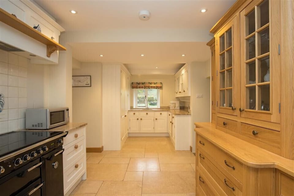 Fridge, dishwasher, cookware/dishes/utensils