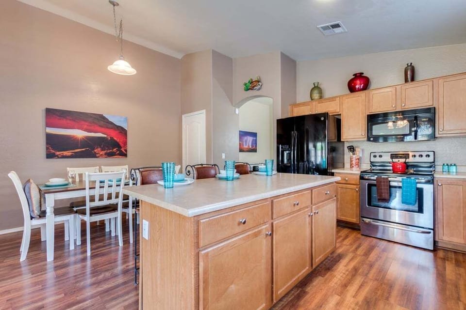 House, Multiple Beds, Pool Access, City View (Palmen Maricopa) | Private kitchen