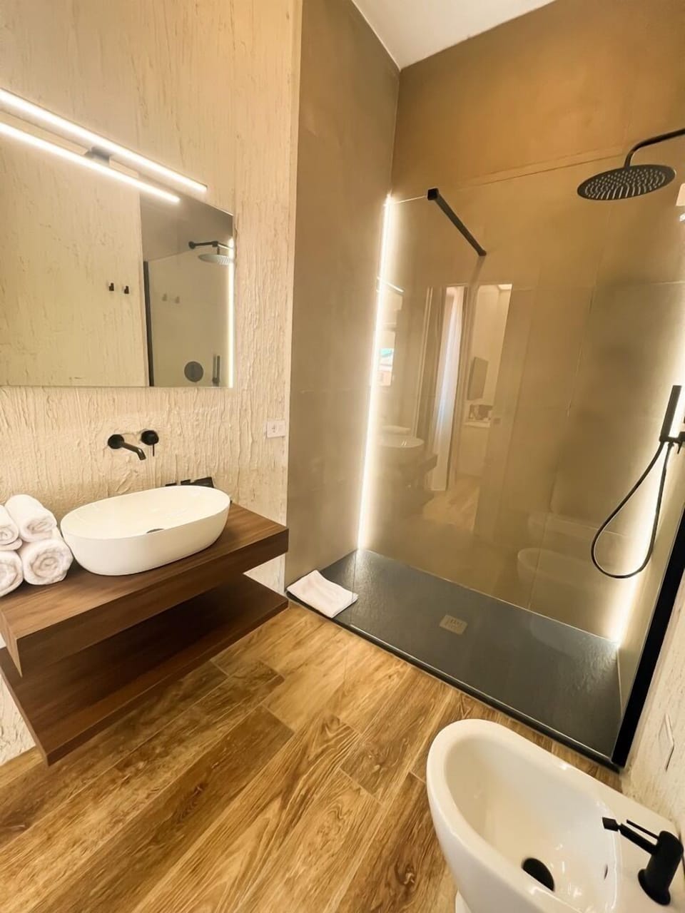 Deluxe Double Room | Bathroom | Shower, hair dryer, slippers, bidet
