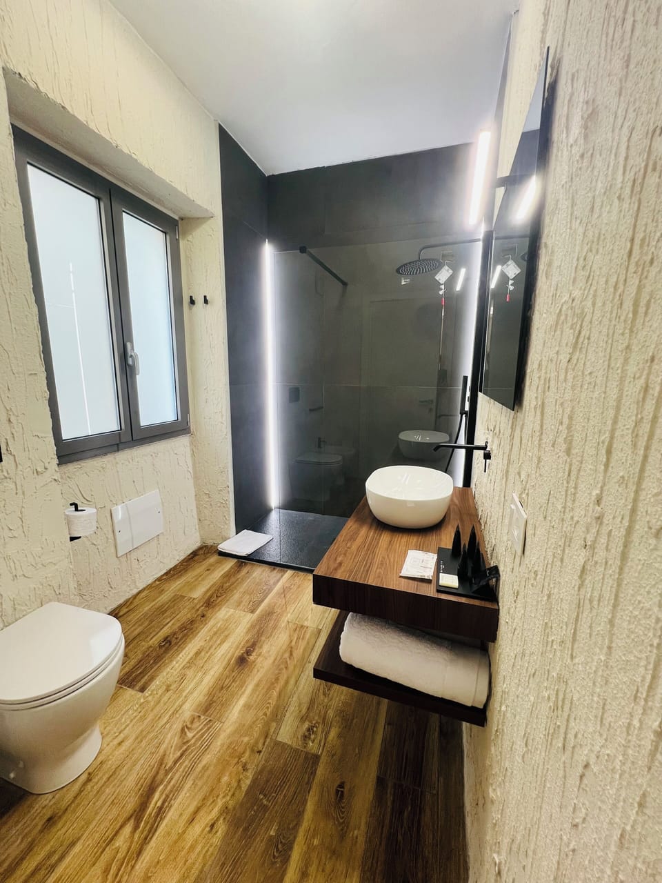 Superior Quadruple Room | Bathroom | Shower, hair dryer, slippers, bidet