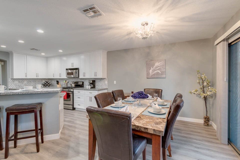 House, Multiple Beds, Pool Access, City View (Escuda Phoenix) | Dining