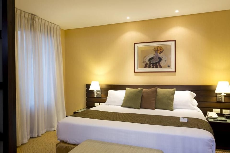 Single Room | Hypo-allergenic bedding, down comforters, in-room safe, desk