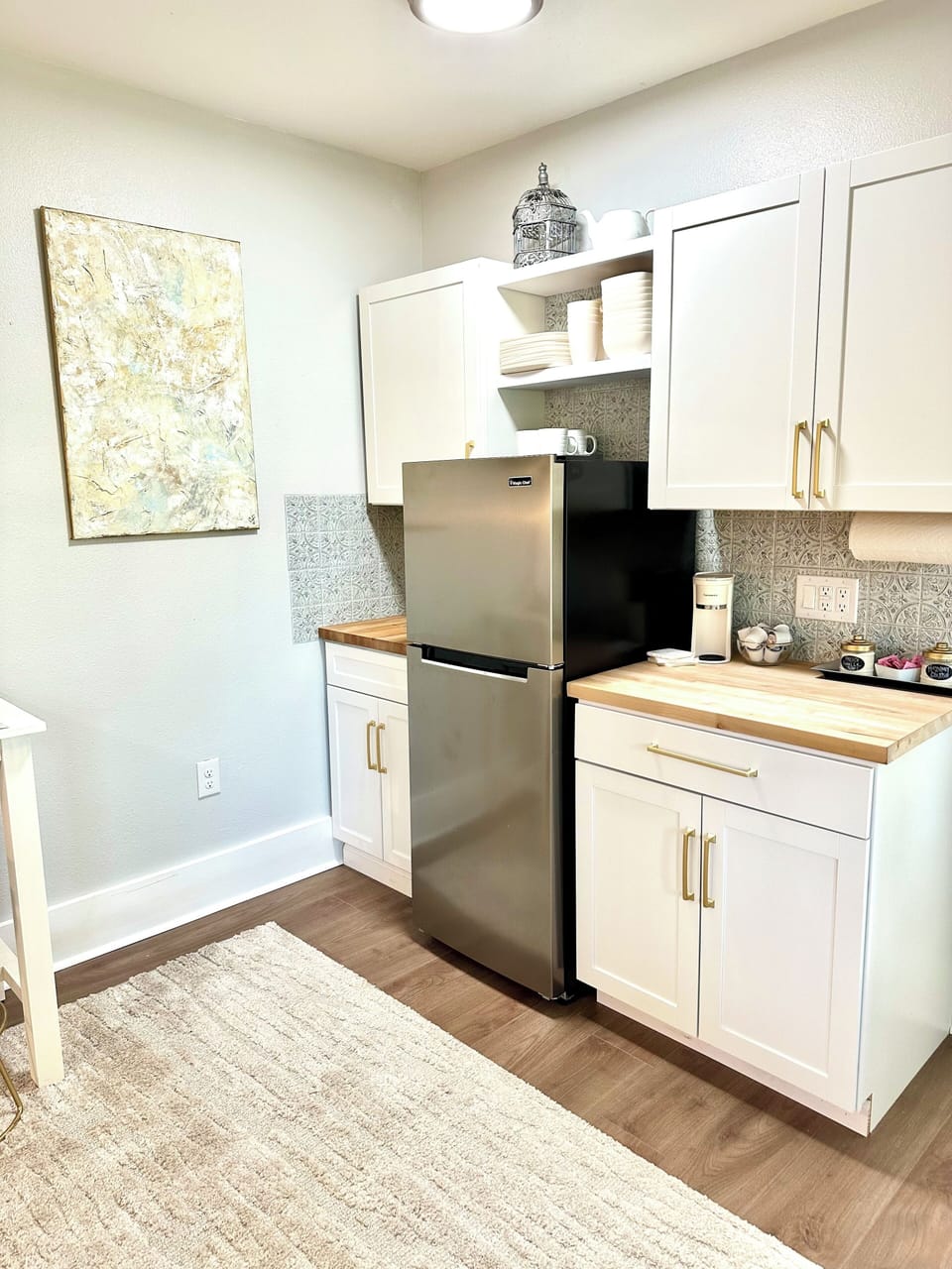 Kitchenette equipped with small appliances to meet all your cooking needs!