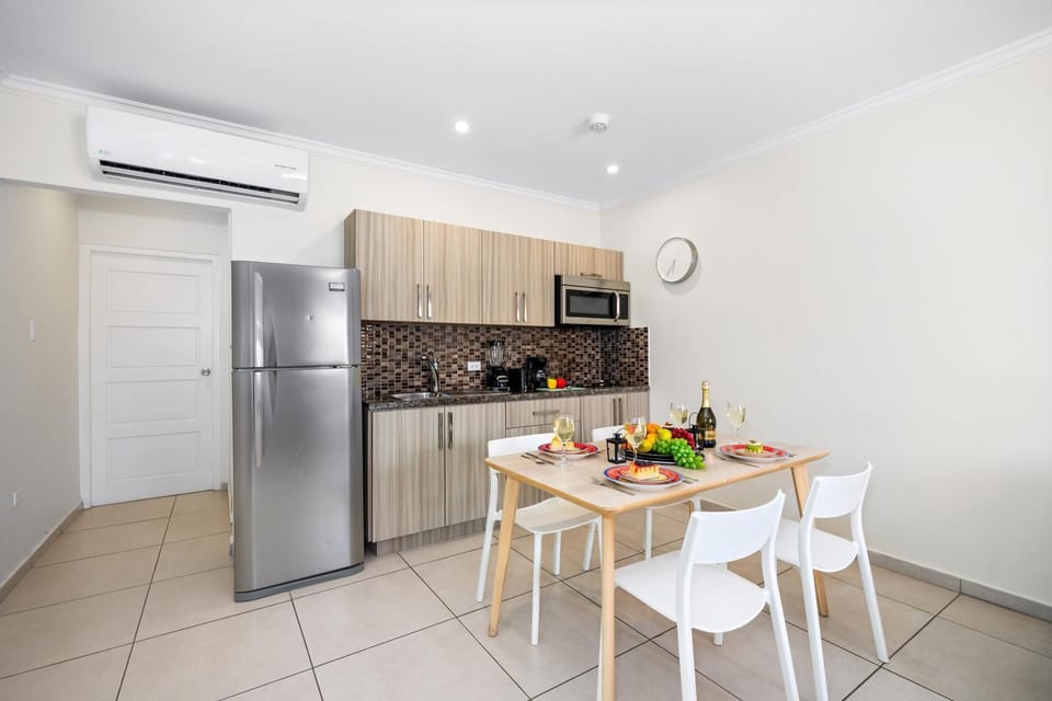 Cozy Bliss Condo w/ Pool ~ Steps from Eagle Beach (21874)