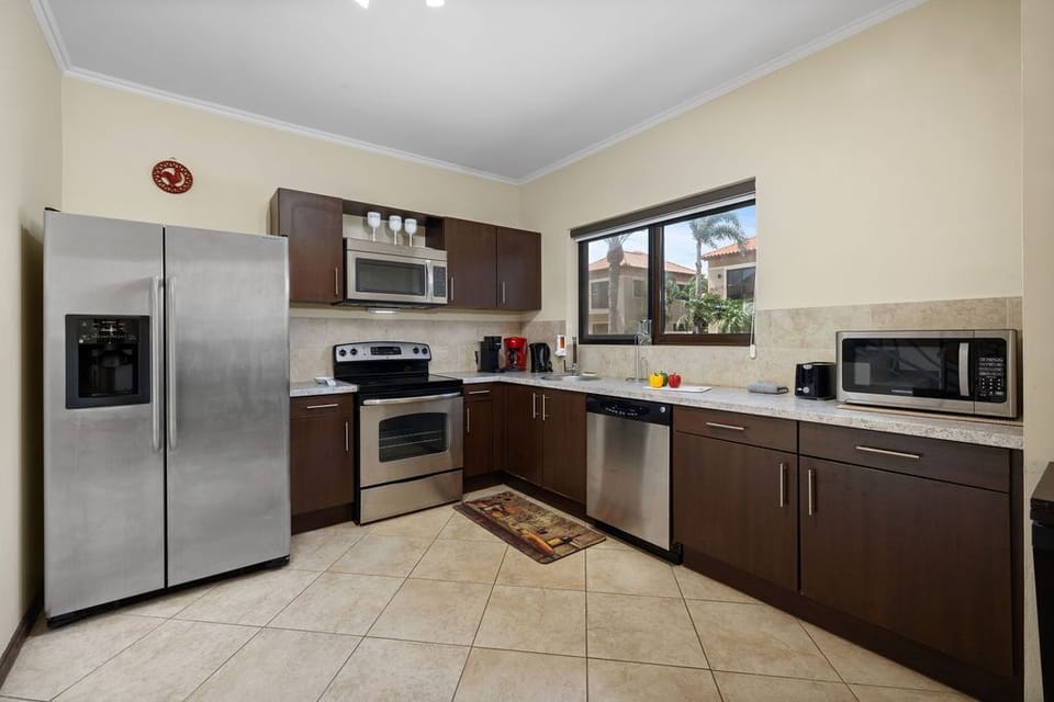 Beautiful Gold Coast Gem ~ Pools ~ Tennis ~ Gym! (21670)