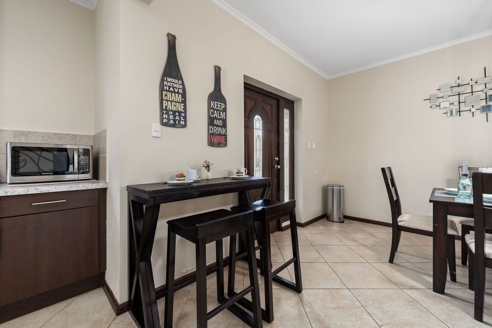 Beautiful Gold Coast Gem ~ Pools ~ Tennis ~ Gym! (21671)