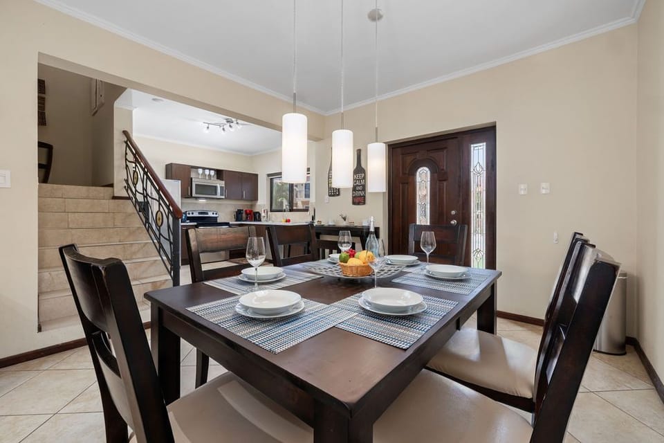 Beautiful Gold Coast Gem ~ Pools ~ Tennis ~ Gym! (21672)