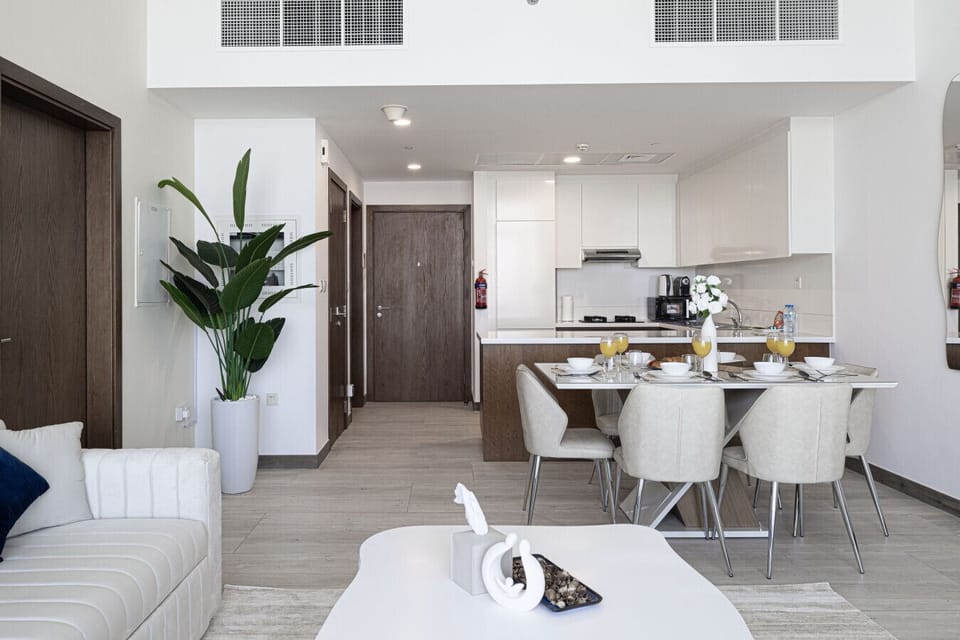 Spacious Living and dining area