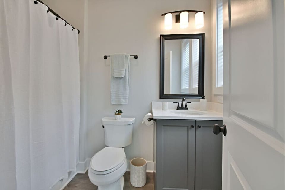 Queen Bathroom