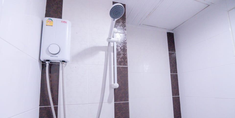 Deluxe Twin Room | Bathroom | Shower, free toiletries, towels, soap