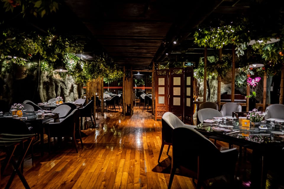 10 restaurants; breakfast, lunch, dinner, and brunch served