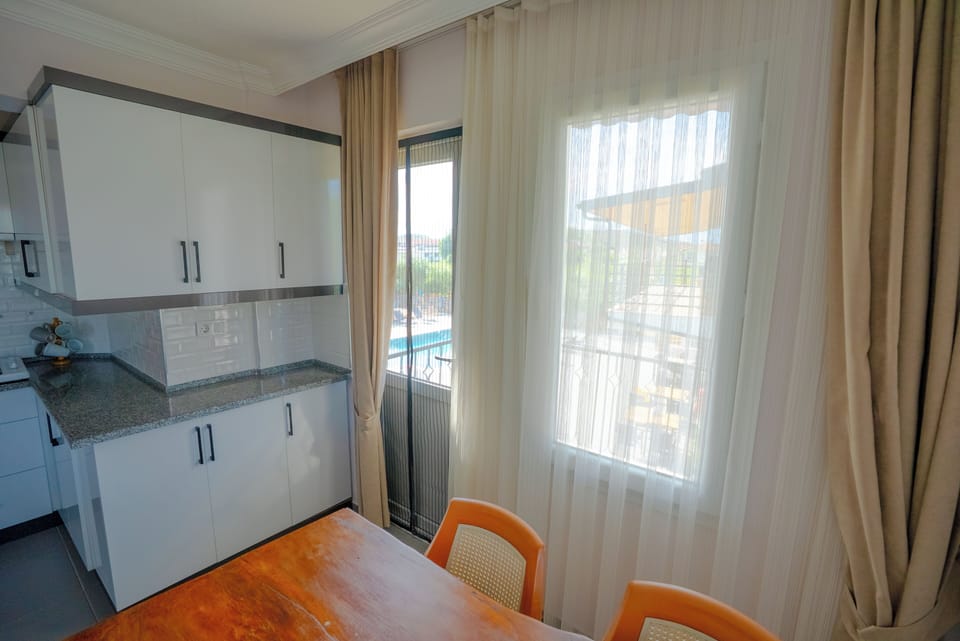 Comfort Apartment, 3 Bedrooms, Balcony, Pool View | Living area | Stereo