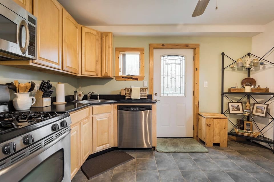 Signature House, Patio, Mountain View | Private kitchen | Fridge, microwave, oven, stovetop