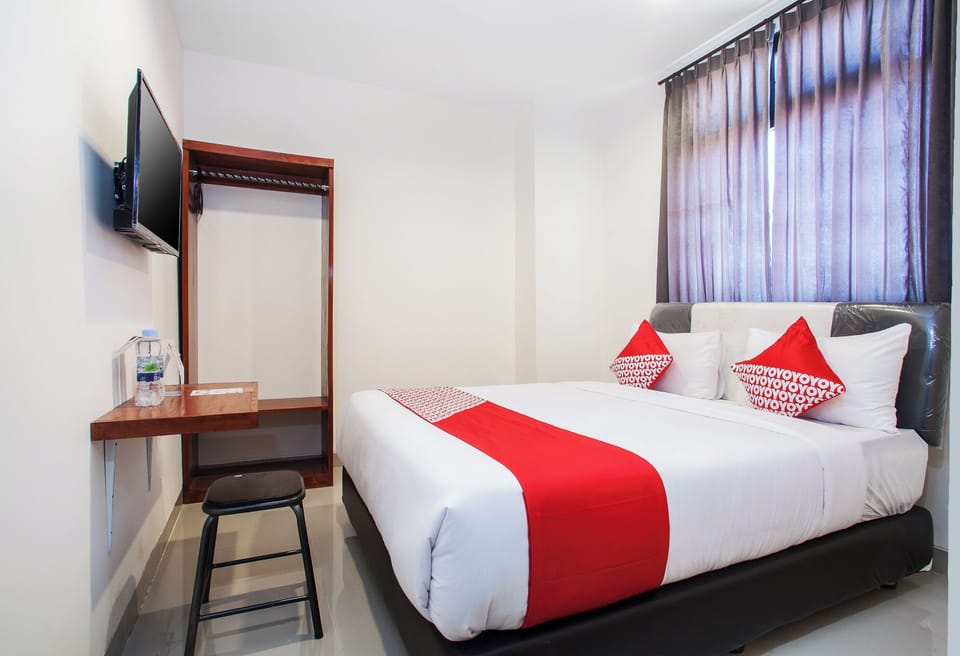 Laptop workspace, free WiFi, bed sheets