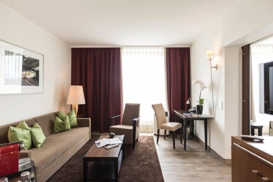 Suite | Hypo-allergenic bedding, desk, iron/ironing board, travel crib