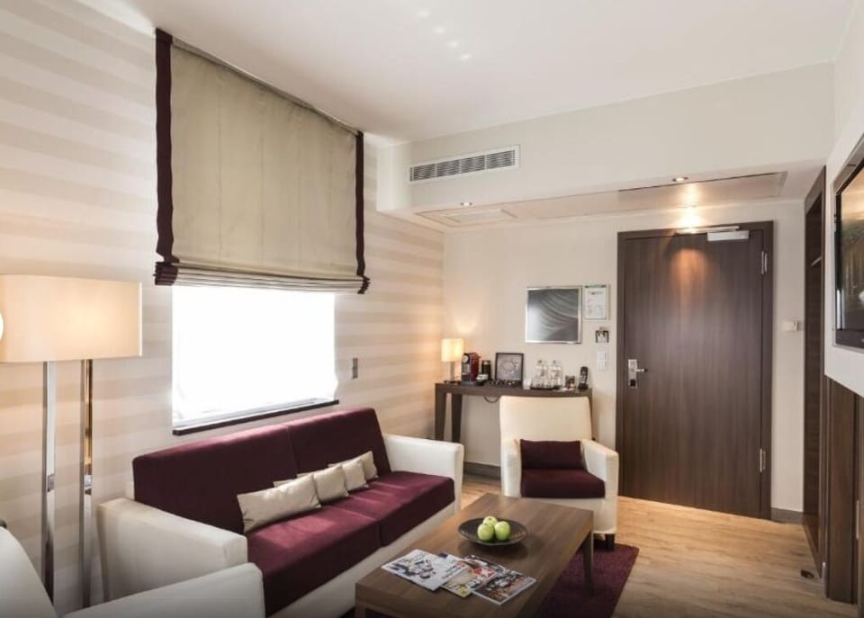 Business Suite | Hypo-allergenic bedding, desk, iron/ironing board, travel crib