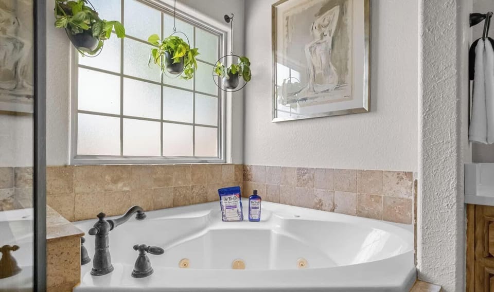 Jet tub in master bath