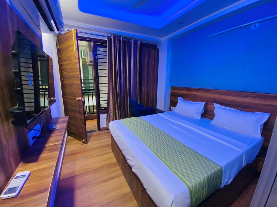 Deluxe Room | Desk, rollaway beds, free WiFi, bed sheets