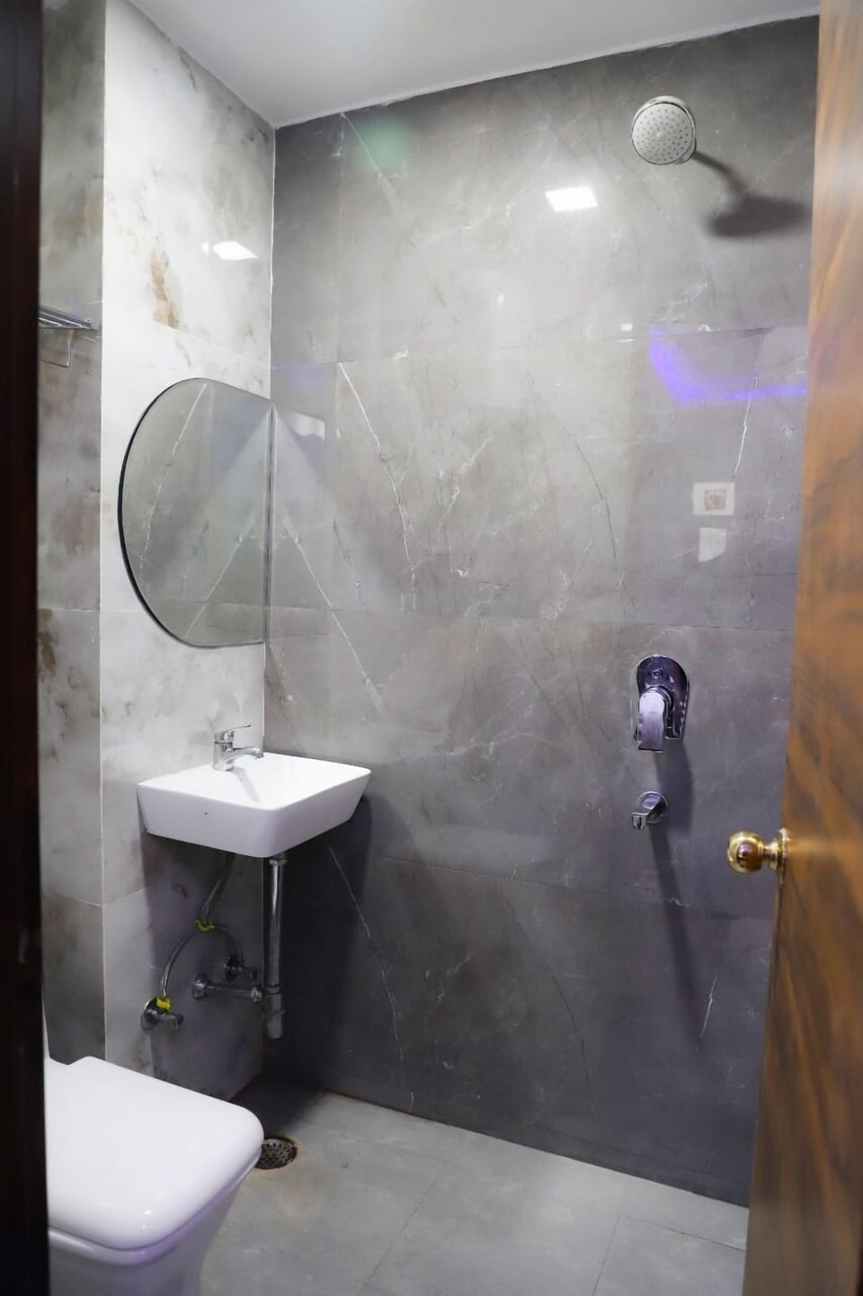 Luxury Room | Bathroom | Shower, free toiletries, towels, soap