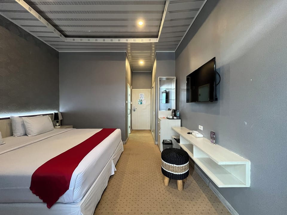 Deluxe Double Room | Desk, laptop workspace, WiFi (free), bed sheets