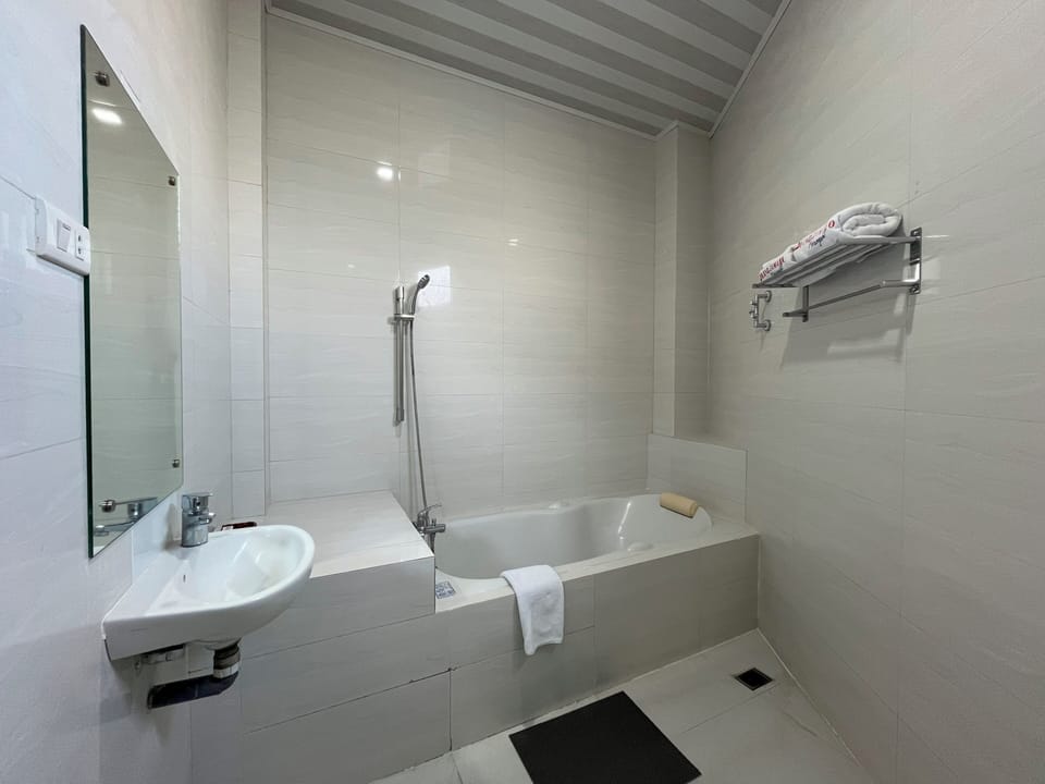 Family Suite | Bathroom | Free toiletries, bidet, towels, soap