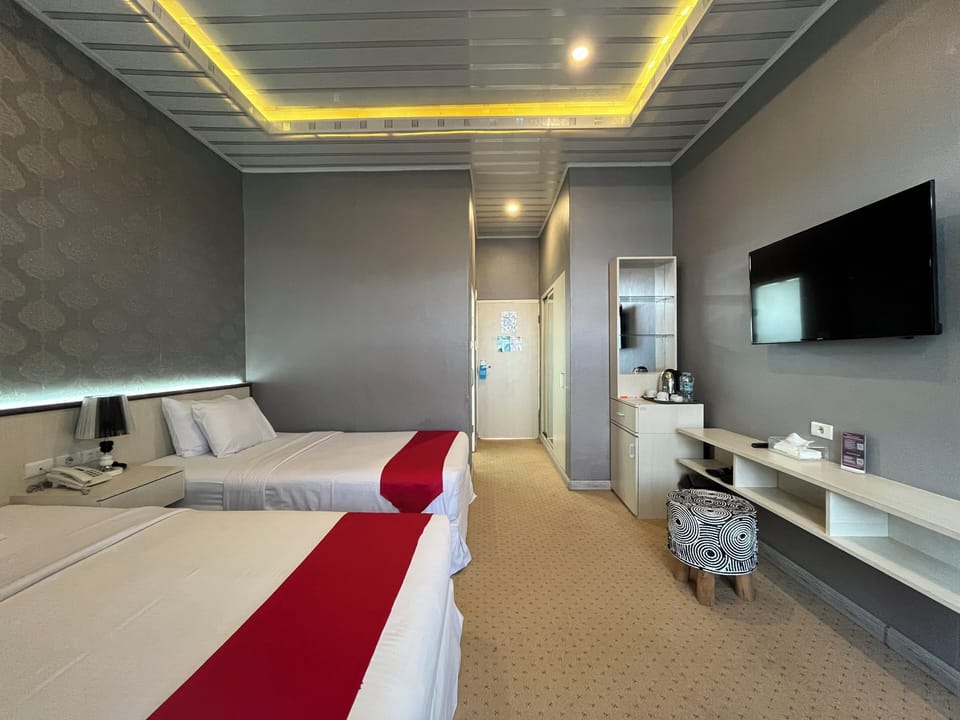 Deluxe Twin Room | Desk, laptop workspace, WiFi (free), bed sheets