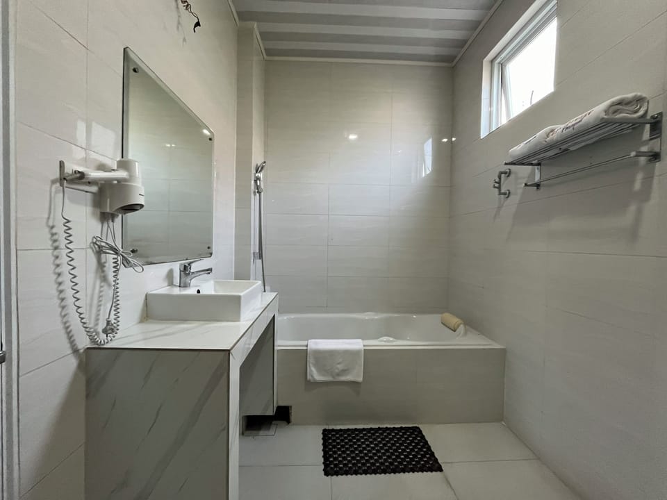 Family Suite | Bathroom | Free toiletries, bidet, towels, soap