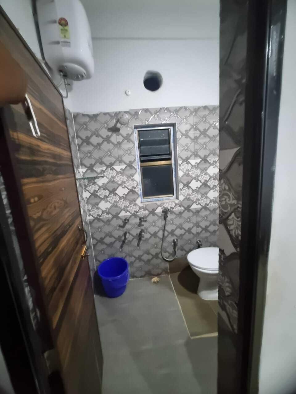 Deluxe Single Room, 1 Bedroom, Smoking, Air conditioning | Bathroom | Shower, towels, soap, shampoo