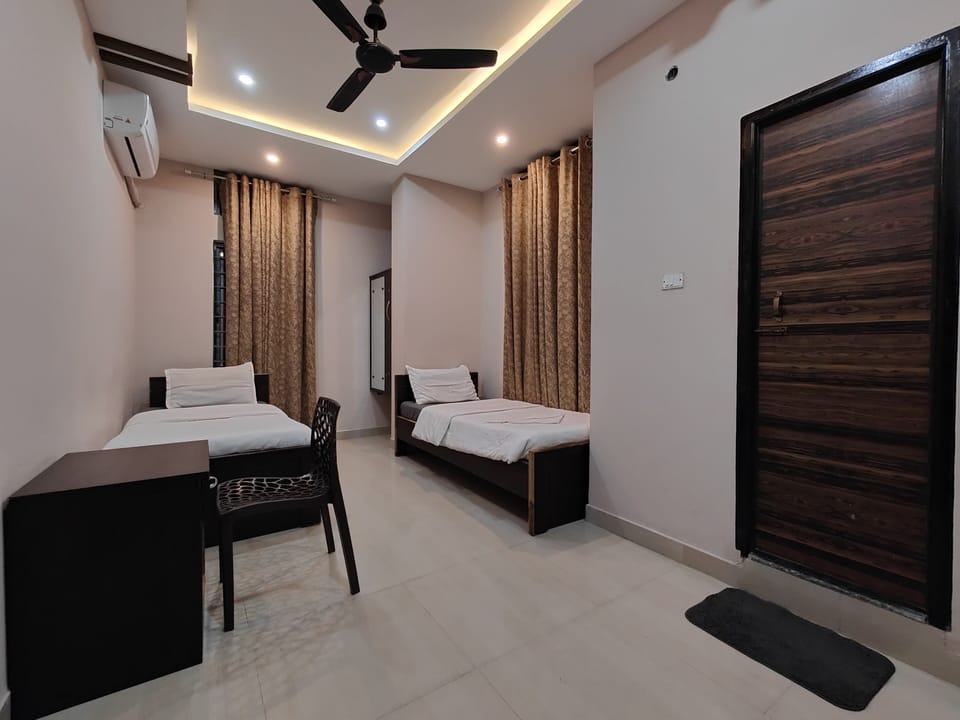 Deluxe Single Room, 1 Bedroom, Smoking, Air conditioning | Laptop workspace, bed sheets
