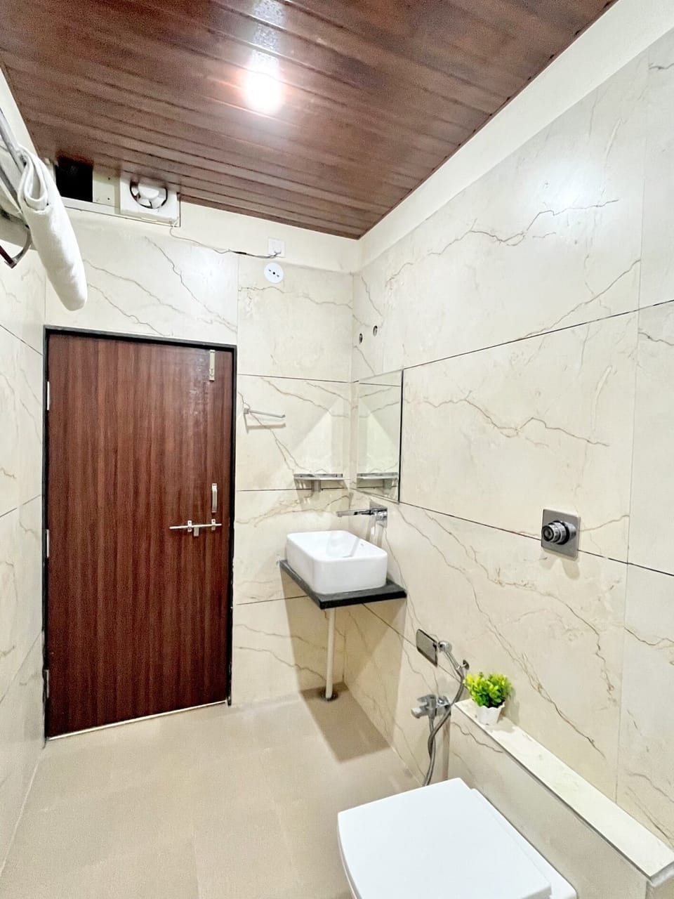 Deluxe Room | Bathroom | Shower, towels, soap, shampoo