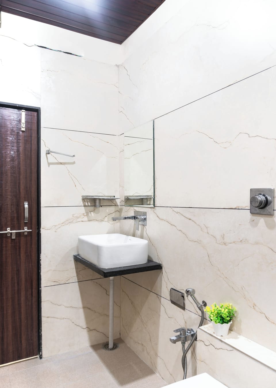 Deluxe Room | Bathroom | Shower, towels, soap, shampoo
