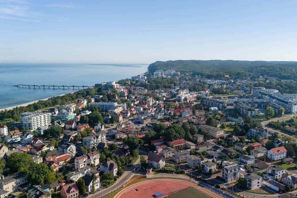 The building is close to charming restaurants and cafes. 