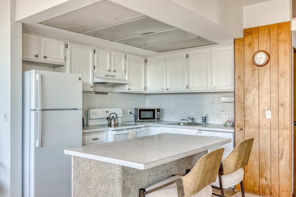 Well-stocked kitchen ready for meal prep or reheating leftovers after exploring the area's walkable dining options—convenient and guest-friendly.