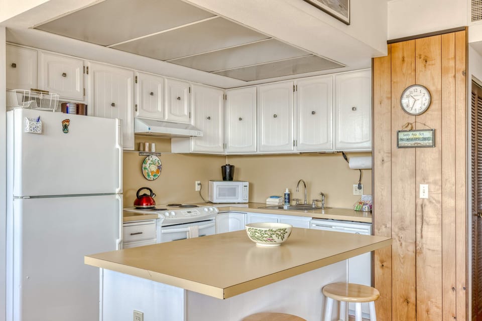 A well stocked kitchen to prepare your meals, or re-heat the left overs after enjoy all the walkable dinning options.