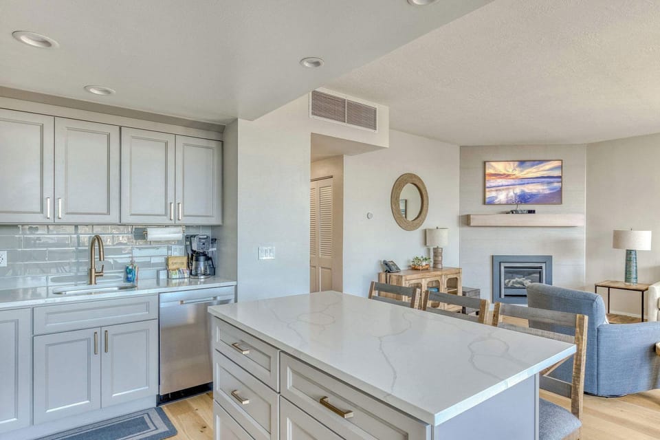 Cook, connect, relax! This inviting layout makes it easy to enjoy your stay together.