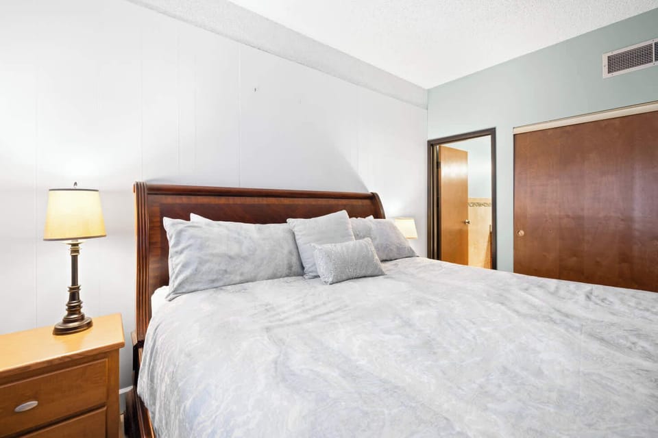 Enjoy comfort and convenience! This bright room features a King bed, dedicated bathroom, and a TV for your enjoyment.