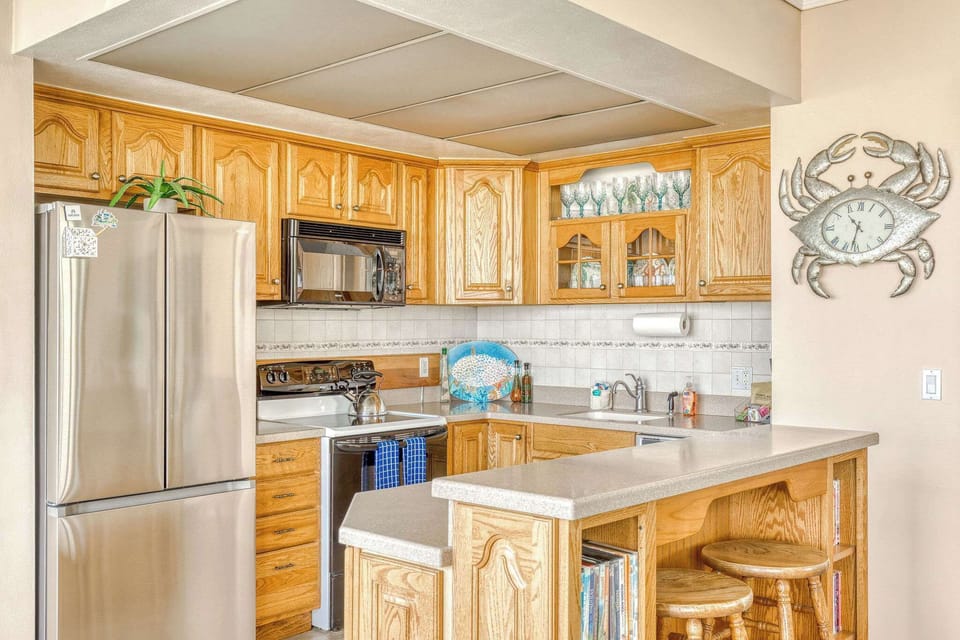 A well stocked kitchen to prepare your meals, or re-heat the left overs after enjoy all the walkable dining options.