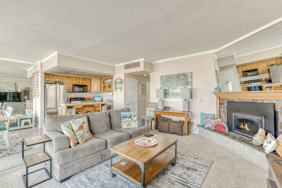 Bright, inviting, and ready for you! Enjoy our comfortable space, ideal for relaxing and making memories.