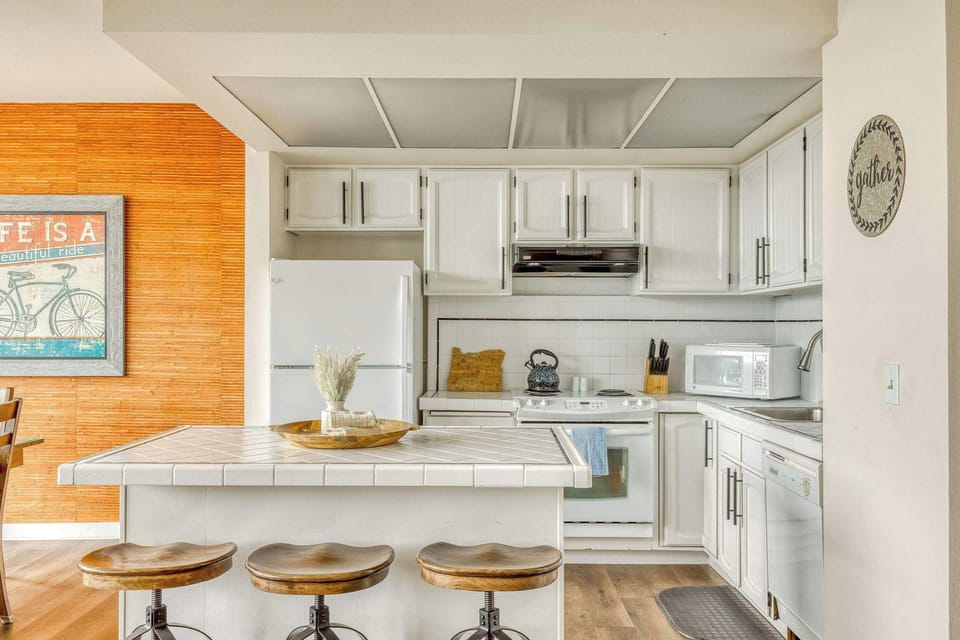 A well stocked kitchen to prepare your meals, or re-heat the left overs after enjoy all the walkable dinning options.